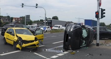 Polizei Düren: POL-DN: PKW überschlägt sich bei Unfall auf der B 56