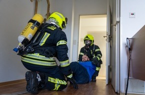 Feuerwehr Flotwedel: FW Flotwedel: Realistische Einsatz&uuml;bung im Seniorenhof Voss: L&ouml;schzug Wienhausen probt den Ernstfall