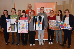 „bunt statt blau“: Geschwister aus Schwerin gewinnen Plakatwettbewerb in Mecklenburg-Vorpommern