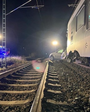 FW-PL: Verkehrsunfall mit Schienenfahrzeug ru4 Feuerwehr auf den Plan