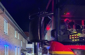 Freiwillige Feuerwehr Horn-Bad Meinberg: FW Horn-Bad Meinberg: Zimmerbrand in Mehr-Parteienhaus - Frau (53) verstirbt in Brandwohnung - 5 weitere Personen gerettet