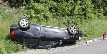 Kreispolizeibehörde Höxter: POL-HX: Auto überschlägt sich, Fahrerin schwer verletzt