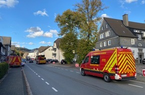 Freiwillige Feuerwehr Olsberg: FF Olsberg: Feuerwehr Großeinsatz durch Angebranntes Essen in Mehrfamilienhaus