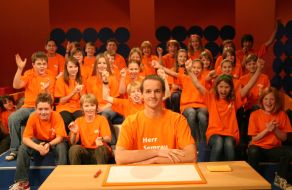 KiKA - Der Kinderkanal ARD/ZDF: Daniel Semrau aus Magdeburg ist der tollste Lehrer Deutschlands / Beim "KI.KA LIVE" Lehrerduell gewinnt er das spannende Finale