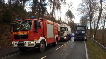FW Horn-Bad Meinberg: Knapp 7 Kilometer und über 12 Stunden - Ölspur aus Hydrauliköl beschäftigt Feuerwehr sowie Spezialfirmen