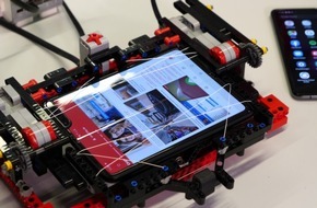CHIP Online: Samsung Galaxy Fold überlebt außergewöhnlichen CHIP-Härtetest /
Lego-Roboter faltet Handy über 200.000 Mal