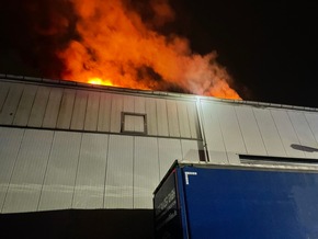 FW Ratingen: Brennendes Dach einer Lagerhalle löst Großeinsatz der Feuerwehr Ratingen aus.