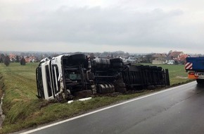 Polizei Minden-Lübbecke: POL-MI: Sattelzug kippt auf die Seite