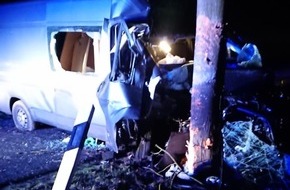 Polizeiinspektion Stade: POL-STD: Transporterfahrer prallt frontal gegen Baum - durch Glück unverletzt