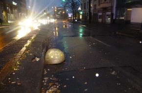 Polizei Bielefeld: POL-BI: Unbekannte schieben Beton-Verkehrsschildkröte auf Radweg und Fahrbahn
