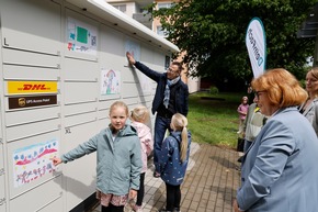 „Mach Marl bunter!“: GCP, DeinFach und stellv. Bürgermeisterin enthüllen gemeinsam kreativ gestalteten Paketautomaten