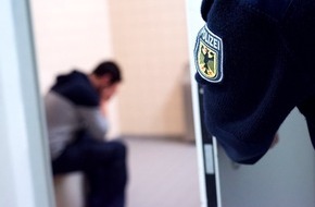 Bundespolizeidirektion München: Bundespolizeidirektion München: 20 Personalien und sieben Haftbefehle - 434 Tage Ersatzfreiheitsstrafe / Bundespolizei verhaftet mehrfach gesuchten Marokkaner im Zug aus Italien