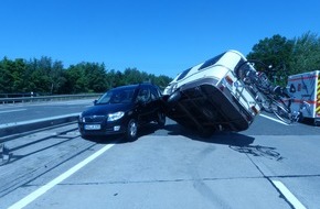 Polizeiinspektion Cuxhaven: POL-CUX: Unfall auf der Autobahn mit leicht verletzter Person und Vollsperrung