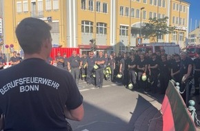 Feuerwehr und Rettungsdienst Bonn: FW-BN: Übung in Rheinnähe- Hochwasserschutzsystem aufgebaut