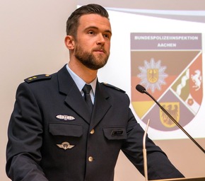 BPOL NRW: Bundespolizei Aachen erfreut sich über zweistellige Verstärkung - Heute wurden 23 Laufbahnabsolventen im Centre- Charlemagne vereidigt