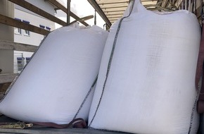 Polizeipräsidium Mittelhessen - Pressestelle: Mittelhessen: WETTERAUKREIS: + "Schiefer Lkw" fällt auf + Terrassentür hält Einbrechern stand + Lederjacke gestohlen +