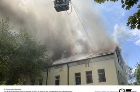 Feuerwehr M&uuml;nchen: FW-M: Zwei Dachstuhlbr&auml;nde fordern zahlreiche Einsatzkr&auml;fte der Branddirektion (M&uuml;nchen)