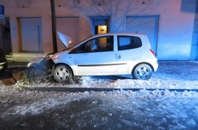 Kreispolizeibehörde Märkischer Kreis: POL-MK: Auf der Flucht vor der Polizei gegen Baum gefahren/ Taschendiebe