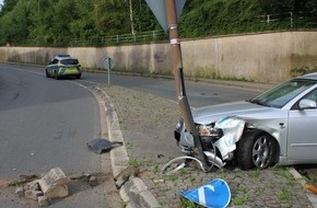 Polizei Minden-Lübbecke: POL-MI: Autofahrt endet an Straßenlaterne