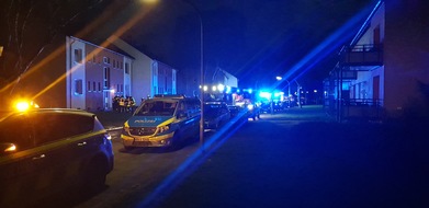 Feuerwehr Recklinghausen: FW-RE: Brand im Treppenhaus und Wohnung eines Mehrfamilienhauses - 8 gerette Personen