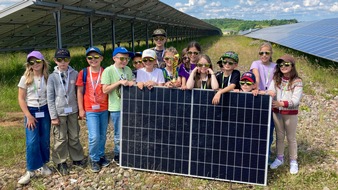 WI Energy GmbH: Kinder entdecken die Kraft der Sonne – WI Energy GmbH veranstaltet Anlagenführung für die 4. Klasse der Grundschule Schöndorf