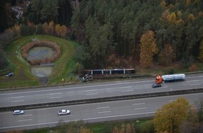 Autobahnpolizeiinspektion: API-TH: Schwerlasttransporter mit Straßenbahn verunglückt