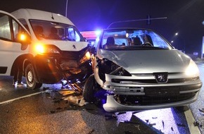 Polizei Minden-Lübbecke: POL-MI: Frau (39) bei Kreuzungsunfall leicht verletzt