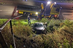 Freiwillige Feuerwehr Olsberg: FF Olsberg: Fahrzeug durchschlägt Geländer und rutscht Böschung hinunter