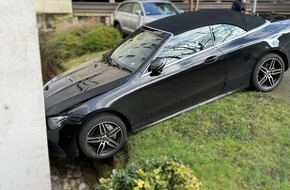 Polizeipräsidium Recklinghausen: POL-RE: Bottrop: Fahrer will flüchten - Auto rollt gegen Hauswand