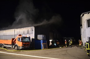 POL-STD: Feuer in Baumaschinenlagerhalle in Dollern - Feuerwehr kann Ausbreitung verhindern