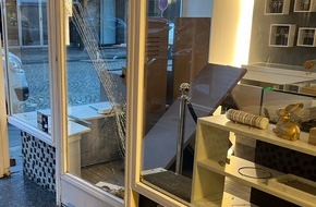 Polizei Düsseldorf: POL-D: Carlstadt - Blitzeinbruch in Schmuckgeschäft - ein Tatverdächtiger nach Flucht mit Diebesgut gefasst - Polizei fahndet nach Mittäter und sucht Zeugen