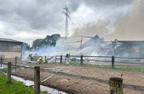Kreisfeuerwehrverband Segeberg: FW-SE: Strohbeladene Scheune brennt in Henstedt-Ulzburg komplett nieder