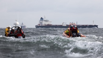 Greenpeace e.V.: Greenpeace warnt: Diese 192 russischen Öltanker bedrohen die Umwelt besonders und müssen sanktioniert werden / Umfrage: Mehrheit sieht Öltransporte entlang der deutschen Ostseeküste als Problem