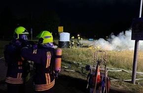 Feuerwehr Flotwedel: FW Flotwedel: Strohfigur in Brand - Ortsfeuerwehr Eicklingen rückt zu nächtlichem Einsatz aus