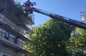 Feuerwehr und Rettungsdienst Bonn: FW-BN: Sturz auf dem Dach - Arbeiter mittels Drehleiter gerettet