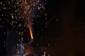 Heiko Saxo Management: Ein Feuerwerk für Enzo Ferrari! Ferrari ist Kult - ab heute auch Kunst! / Ich sehe rot! / Buongiorno sono Enzo / Heute bin ich 123 Jahre alt geworden / Meine Botschaft: Der 250 GT-O 1962 eine Skulptur- nicht nur auf Rädern