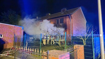 Feuerwehr Gronau: FW Gronau: 10 Personen bei Feuer in Mehrfamilienhaus in Gronau