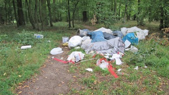 Polizei Braunschweig: POL-BS: Unerlaubte Müllablagerung im Wald - Wer hat etwas beobachtet?