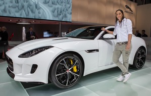 JAGUAR Land Rover Schweiz AG: Profigolferin Anaïs Maggetti schlägt auf dem Genfer Automobilsalon auf (Bild)