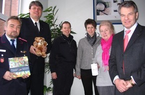Polizeiinspektion Nienburg / Schaumburg: POL-STH: "Seelentröster-Teddys" für Stadthäger Polizei und Feuerwehr