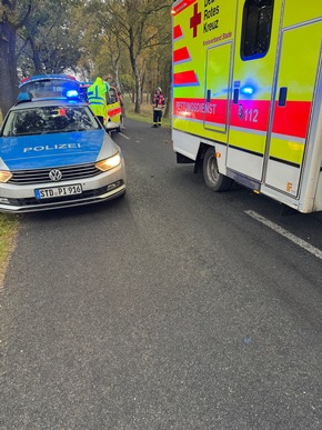 FFW Fredenbeck: PKW fährt gegen Baum / Fahrer verletzt