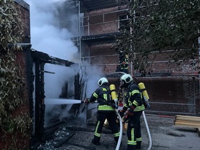 FW-AUR: Flammenüberschlag bedroht mehrere Gebäude