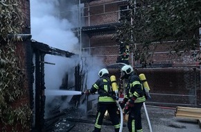 Freiwillige Feuerwehr Aurich: FW-AUR: Flammenüberschlag bedroht mehrere Gebäude