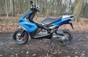 Polizeiinspektion Stade: POL-STD: Bei Probefahrt Motorroller in Stade entwendet, Unbekannte zünden Papier in Himmelpfortener Christkindbackstube an - Polizei sucht Zeugen, Unbekannte dringen in Freiburger Schule ein