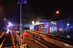Feuerwehr Essen: FW-E: Feuer in einem Unternehmen für Autoverwertung, 70 Einsatzkräfte vor Ort, keine Verletzten
