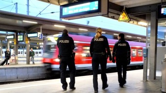 Bundespolizeidirektion München: Bundespolizeidirektion München: Person im Gleis - Security bespuckt - Fast unbekleidet im Hauptbahnhof