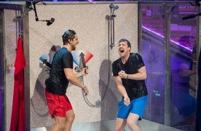 SAT.1: Heißkalte Wasserspiele: Luke Mockridge singt mit Tom Beck unter der Dusche in "LUKE! Die Woche und ich" am Sonntag in SAT.1