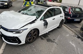 Polizei Bochum: POL-BO: Auto überschlägt sich: Fahrer (22) und Beifahrerin (22) kommen ins Krankenhaus