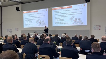 Feuerwehren im Kreis Soest: FW Kreis Soest: Neue Grundlagenausbildung: Gemeinsam f&uuml;r den Einsatz ger&uuml;stet / ARGE SCHU informiert F&uuml;hrungskr&auml;fte und Ausbilder
