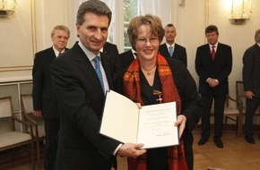 Brot für die Welt: Cornelia Füllkrug-Weitzel mit Bundesverdienstkreuz ausgezeichnet / Direktorin von "Brot für die Welt", Diakonie Katastrophenhilfe und Hoffnung für Osteuropa gewürdigt